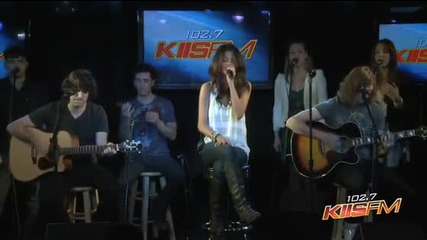 Н Е В Е Р О Я Т Н А ! .. Селена пее Naturally в предаването Kiss Fm!