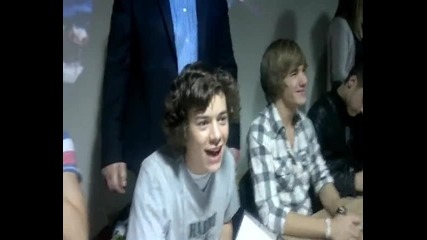 Harry Styles разпознава момиче на One Direction book signing in Manchester