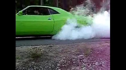 Много Як Burnout на Dodge Challenger 70 