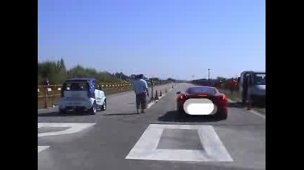 удивително Smart vs. Ferarri