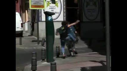 Луд крещи на хората по улиците - Скрита камера 