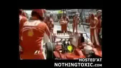 Болид На Ferrari Прегазва Механик