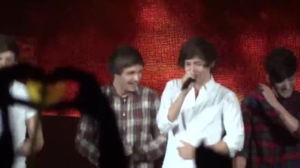 Лиъм и Зейн разкъсват ризата на Хари по време на концерт