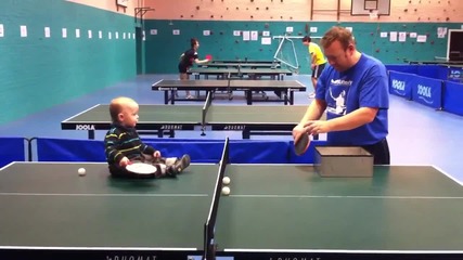 Сладко Бебе играе тенис на маса! ^_^