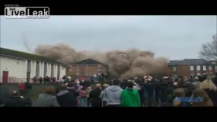Взривяване на сграда пред публика