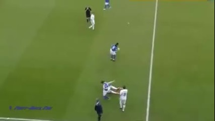 Жозе Моуриньо спъва футболист по време на мач