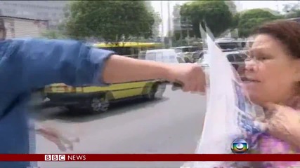 Джебчия напада жена, докато телевизия я интервюира - Bbc News