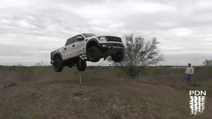 Секси блондинка в джип off road трасе