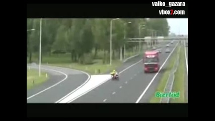 Този отнесе полицая