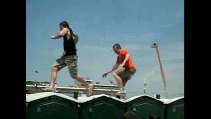 Луди Хора замяргат се с Бира