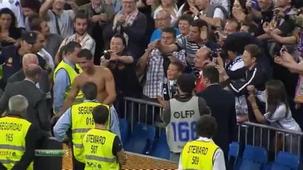 Кристиано Роналдо подарява фланелката си на фен след като чупи носа му