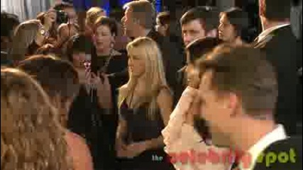 Selena Gomez Greets Ashley Tisdale 2011 Peoples Choice Awards 
