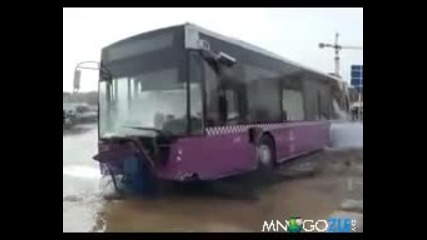 Автобус срещу пожарен кран