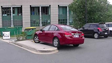 Ето какво се случва, когато една жена шофьор реши да паркира автомобила на паркинг!