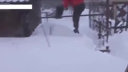 Руснак спасява кучето си затрупано от снежна пряспа!