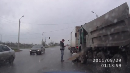 Руски шофьор пада от камион.