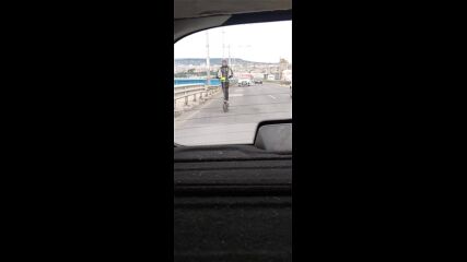 Тротинетка на Аспаруховия мост Варна