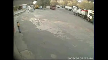 Катастрофа! Два камиона се удрят заради жена