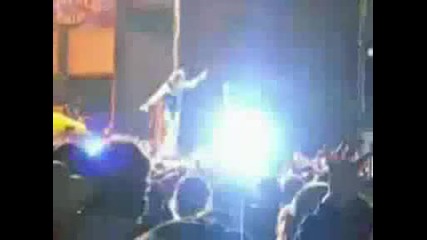 Steven Tyler (aerosmith) пада от сцената !