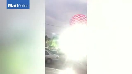 Въздушен балон се взриви, след като се закачи за кабел