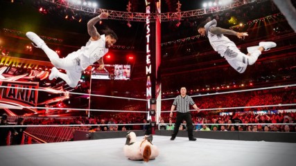 Cesaro relentlessly swings Ricochet in furious Fatal 4-Way: WrestleMania 35 (WWE Network Exclusive)