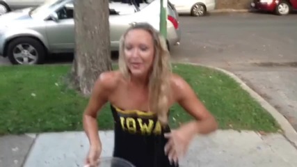 Als Ice Bucket Challenge - Amy Jacobson