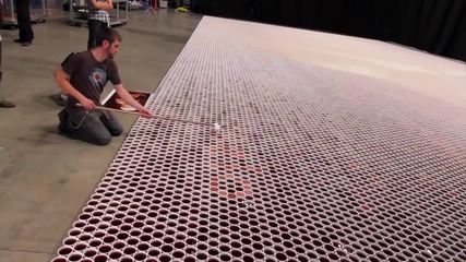 Хора създават най-голямата водна мозайка с помощта на 66,000 чаши !