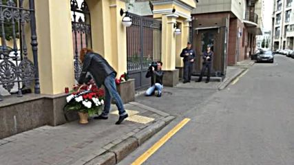 Хора полагат цветя пред гръцкото посолство в Москва