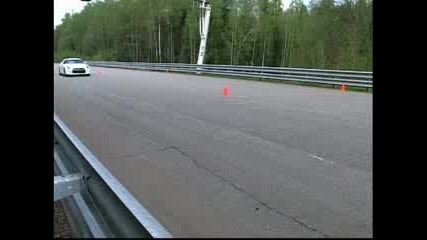 Nissan Gtr 35 здраво мачка Porsche Carrera 911