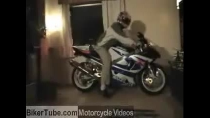 Маняк къса гумите на Suzuki в къщата си [ Motorcycle Burnout in the House ]