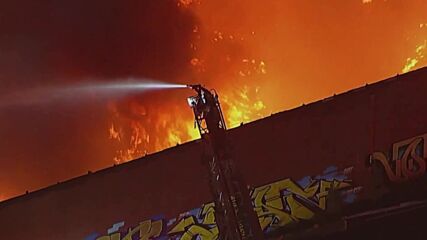 ЗРЕЛИЩНО: Мощен пожар в търговски комплекс в Лос Анджелис