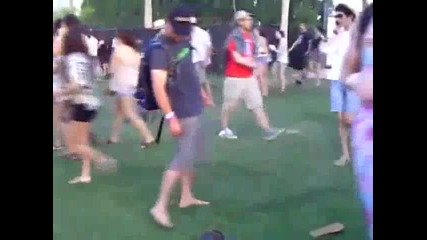 Леш пияно момче не може да си обуе чехлите