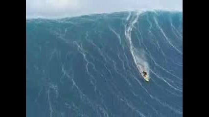 Луд човек кара сърф в супер голяма вълна и остава на сърфа! 