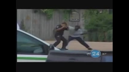 Ето как се справя един полицай с луд чернокож, който му скача на бой!
