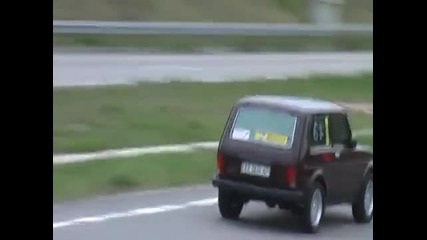 Lada Niva vs Bmw M3