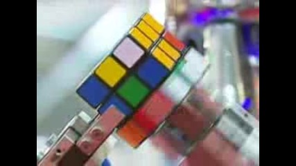 Изумително!!!робот подрежда купчето на Рубик!!! 