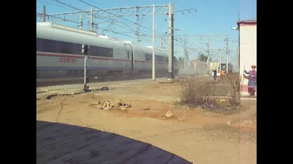 Влак минава с 270 км/ч през Жп Гара 