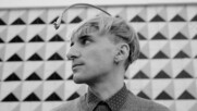 Да се родиш в сиво и да започнеш да чуваш цветовете: Историята на Нийл Харбисън, човекът киборг