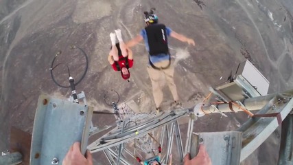 Смелчаци правят предни салта от висока кула by Gopro
