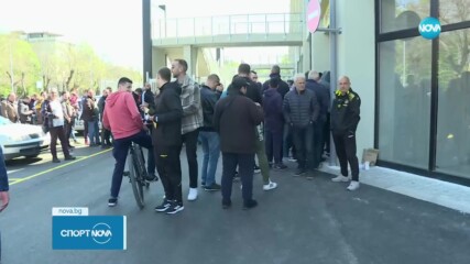 Опашки за билети пред стадион "Христо Ботев" в Пловдив