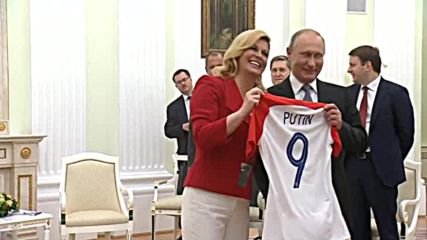 Президентът на Хърватия подари специална фланелка на Путин