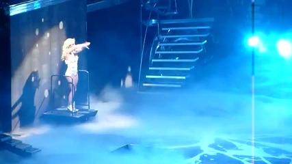 Britney Spears - Hold it Against Me на живо F F T 1.7.11