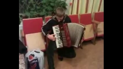 момче свири мелодията от руския филм Бумер 