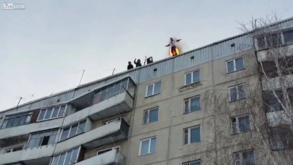 Руснак се запалва и скача от 9тия етаж в снега