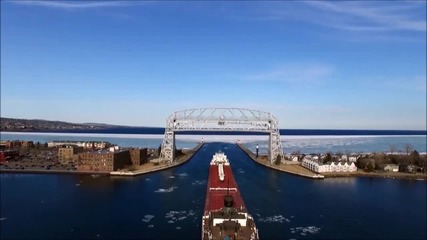 Дрон заснема кораб, който плава в открито море
