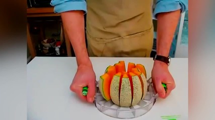 Как се режат 12 перфектни парчета пъпеш за секунди с Melon Slicer