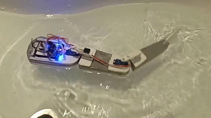 Риба-робот плува във вана и се управлява чрез дистанционно от телевизор