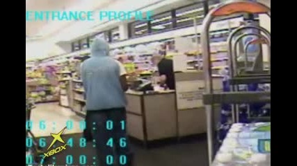Пенсионер прогонва крадец от магазин 