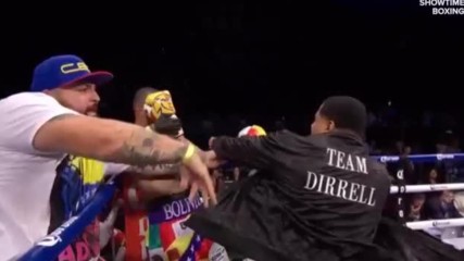 Боксьор отнася мощно кроше извън мача