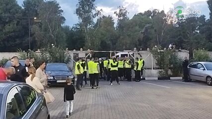 Феновете на Славия скандират "Оставка"
